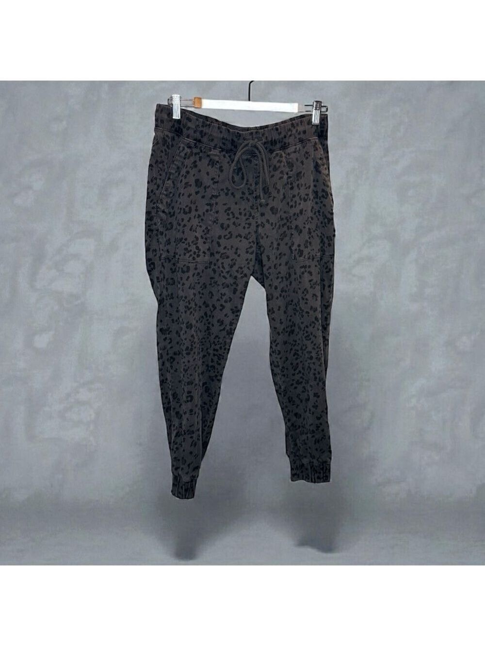 Cloth & Stone Anthropologie Gray Leopard Joggers Size Medium - Picture 3 of 6